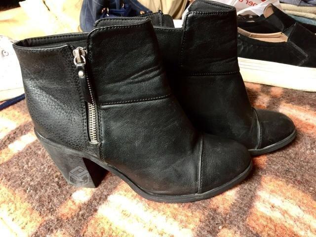 Zapatos semi nuevos