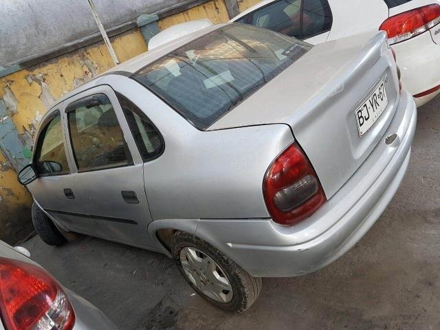 Chevrolet corsa 2009 chocado andando