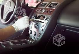 Operario limpieza automotriz pulido lavado tapiz