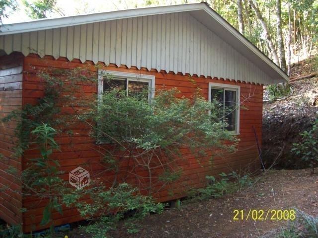 casa con lancha y arboles nativos