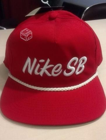 Gorro Nike SB Rojo