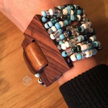 Pulsera Mostacillas Azul Celeste con Broche madera