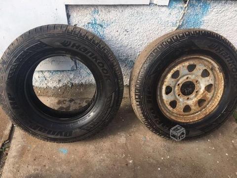Neumáticos y llanta original Nissan terrano