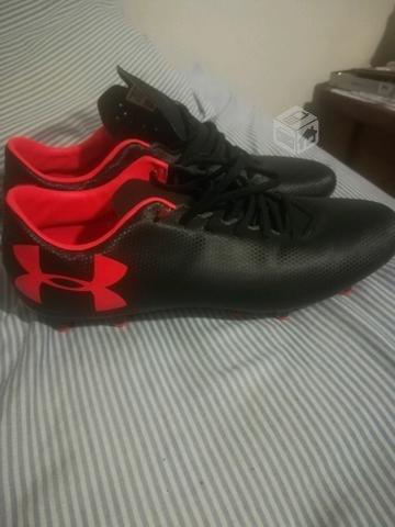 Zapatos de futbol nuevos