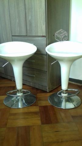 Pisos de bar o taburetes blancos