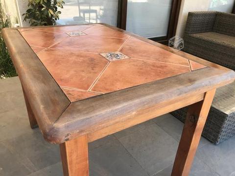 Mesa de madera tope de ceramica