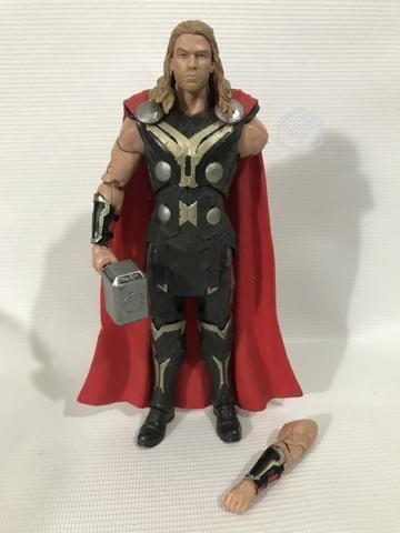 Thor Marvel Legends con Detalle Brazo