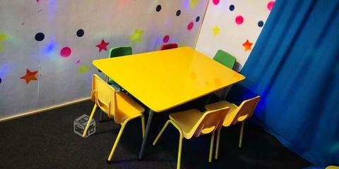 Mesa para niños más 6 sillas
