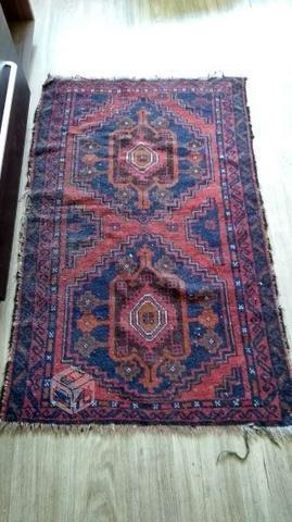 Alfombra persa azul y rojo