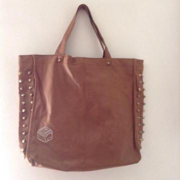 Cartera Tote Ecocuero Color Camel y Tachas Doradas