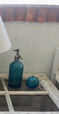 Sifón antiguo de soda azul más adorno