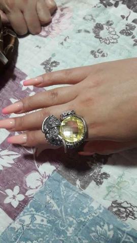 Anillo con hermosa piedra