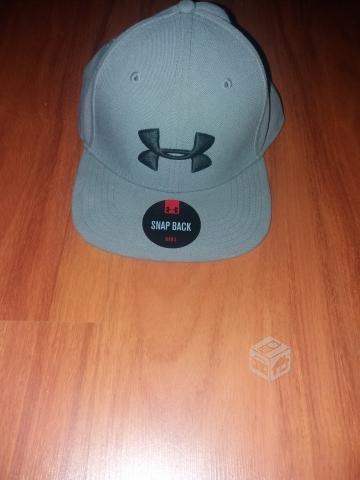 Gorro under armour semi nuevo