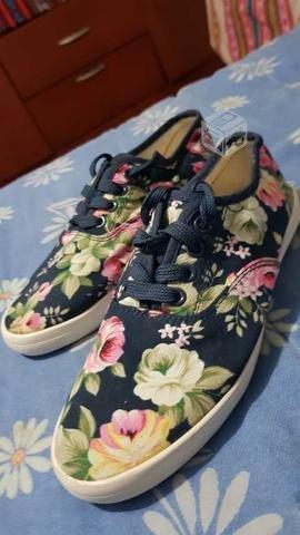 Zapatillas Floreadas NUEVAS 37