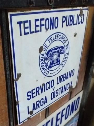 Dos letreros antiguos enlozados teléfonos Chile